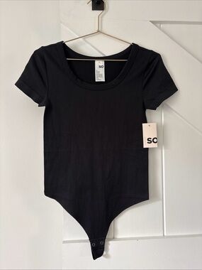 SO Brand Ribbed Short Sleeve The Favorite Bodysuit Size Medium Black Seamless